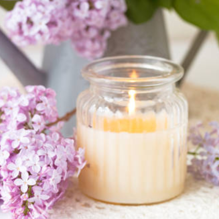 Fleurs blanches Fleurs blanches en bouquet, délicates et lumineuses.